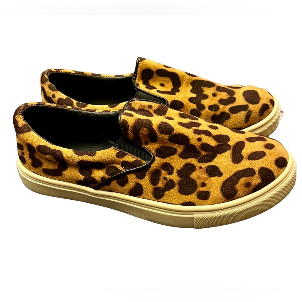 Candie’s Women’s Size 6 Cheetah Print Slip Ons